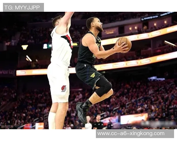 弗拉格激情四溢瞬间爆发隔扣琼斯并向约基奇挥拳庆祝全场沸腾